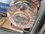une voiture dans laquelle se trouvent de nombreux outils