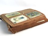 un vieux livre illustré posé sur une table
