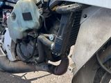 un gros plan d'une moto garée sur le bord de la route