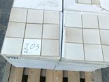 deux cartons posés l'un à côté de l'autre sur une palette