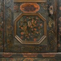 Bonnetière en pin laqué polychrome ouvrant par un vantail à … (photo 5)