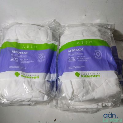 deux paquets de papier toilette blanc posés sur un plan de travail