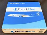 Modèle réduit de l'Airbus A350-300 de FrenchBlue dans sa boîte d'origine