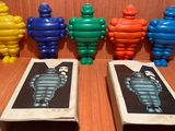 tout un tas de figurines de différentes couleurs posées sur une table