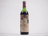une bouteille de vin posée sur une table