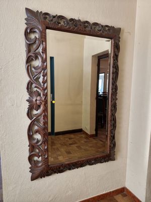 un miroir accroché au mur d'une pièce