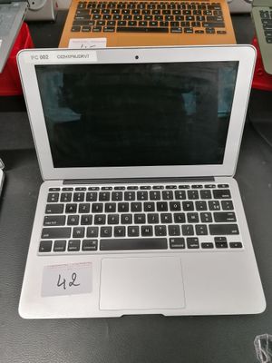 un ordinateur portable posé sur un bureau