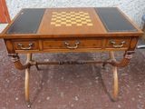 une table en bois sur laquelle se trouve un échiquier