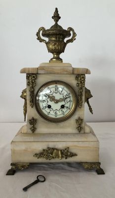 Pendule style Napoléon III en marbre avec sa clé.