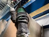 une photo en gros plan d'une machine dans une usine
