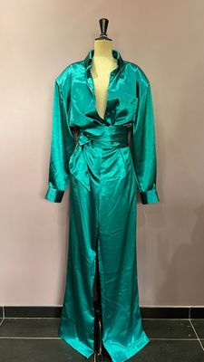 une robe verte sur un mannequin, un mannequin, un mannequin, un mannequin, un mannequin, un mannequin, un mannequin, un mannequin, un mannequin
