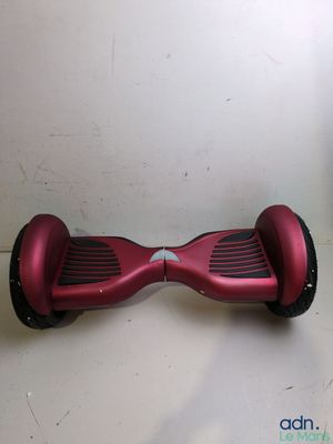une image représentant une planche de surf rouge sur un fond blanc