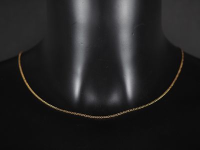 un collier à chaîne en or sur un mannequin mannequin mannequin mannequin mannequin mannequin mannequin mannequin mannequin mannequin