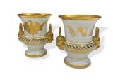 deux vases posés sur une surface blanche