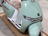 un scooter exposé dans un showroom