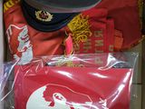 une boîte contenant un chapeau et d'autres objets