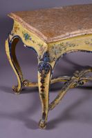Table de milieu en bois sculpté, peint et rechampi bleu à fo… (photo 5)