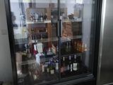 un réfrigérateur qui contient beaucoup de bouteilles