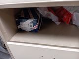 une armoire blanche contenant tout un tas d'objets