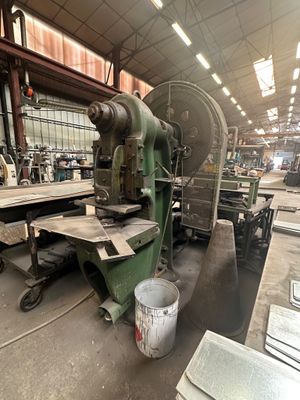 une grande machine installée dans un bâtiment