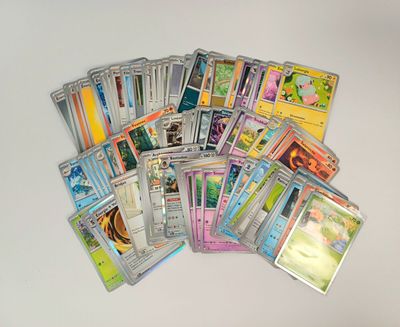 beaucoup de cartes pokemon sur la table