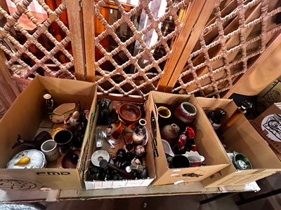 de nombreuses boîtes contenant divers objets, posées sur une table