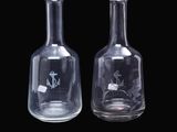 deux vases en verre transparent posés côte à côte sur un fond noir