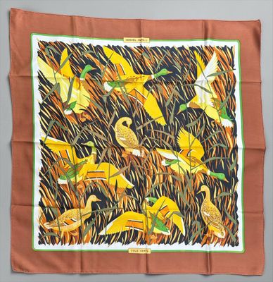 HERMES Cols verts. Carré en soie imprimée à bordure marron. …