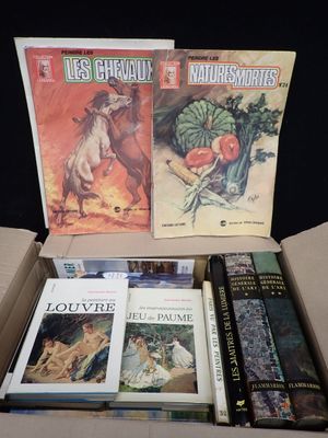 une boîte pleine de livres posée sur une table