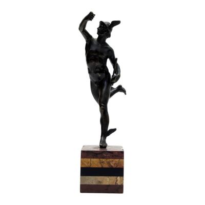 statue d'un homme tenant une raquette de tennis, posée sur un socle en marbre