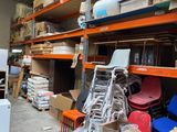 une pièce remplie de nombreuses boîtes et de chaises