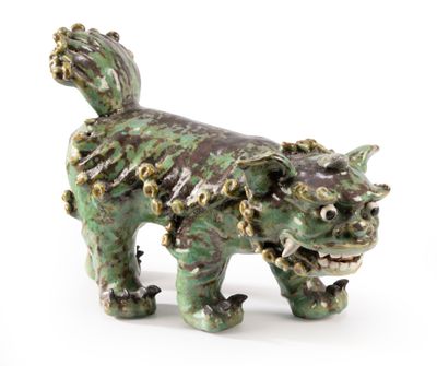 LION en grès à glaçure vert et brun debout sur ses pattes, l…