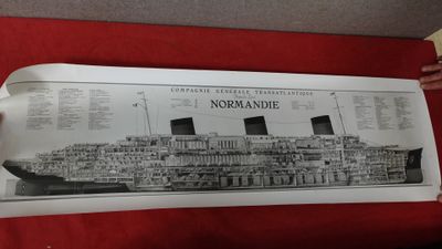 une photo représentant un dessin d'un grand navire posé sur une table