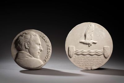 une image représentant une pièce de monnaie sur laquelle figurent un homme et un oiseau
