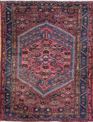 un tapis persan ancien aux couleurs bleues et roses