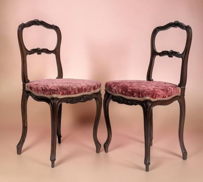 paire de chaises anciennes avec des coussins rembourrés roses