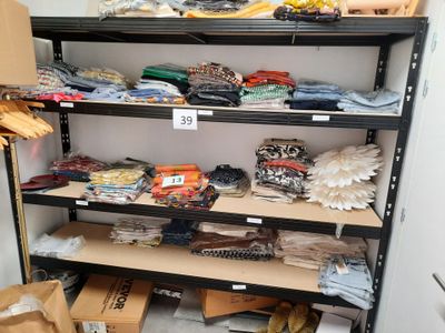 une étagère contenant de nombreux objets dans une pièce