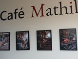 des photos accrochées au mur d'un café qui s'appelle « Café Mathico »
