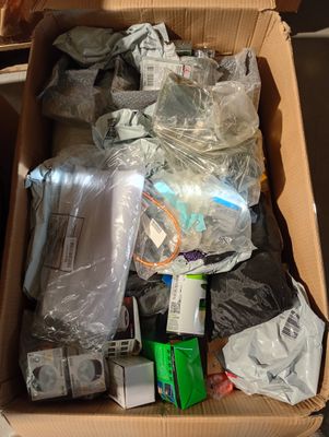 une boîte en carton remplie d'appareils électroniques et d'autres objets