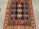 tapis posé au sol, orné d'un motif rouge, bleu et jaune