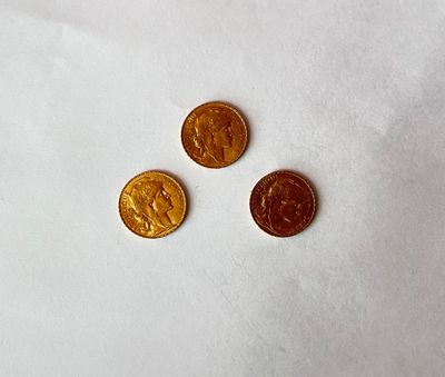 trois pièces posées sur un morceau de papier, sur une table