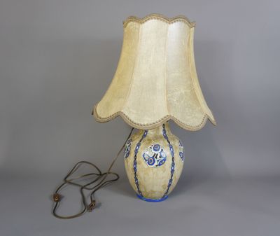 une lampe posée sur une table et munie d'un abat-jour