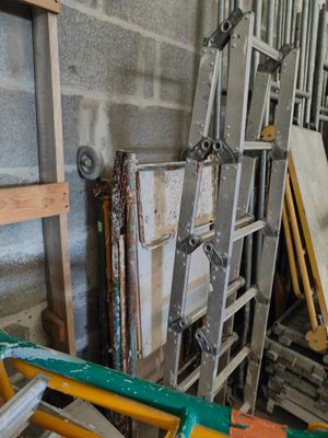 plusieurs morceaux de métal sont empilés contre un mur