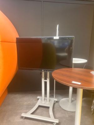 Télévision LG sur support mobile - Photo 1