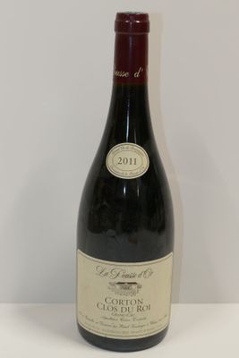 une bouteille de vin posée sur une table