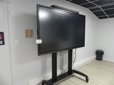 un téléviseur à écran plat sur un support dans le coin d'une pièce
