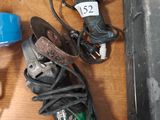 un grand nombre d'outils posés sur une table