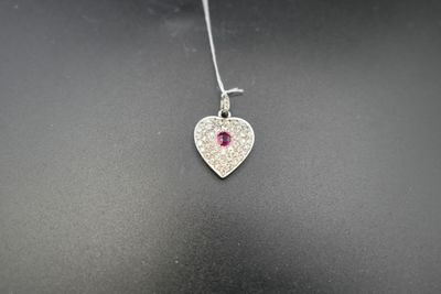 un gros plan d'un collier orné d'un pendentif en forme de cœur