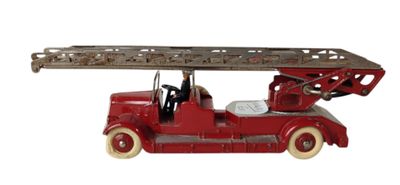 un camion de pompiers miniature muni d'une échelle sur le toit