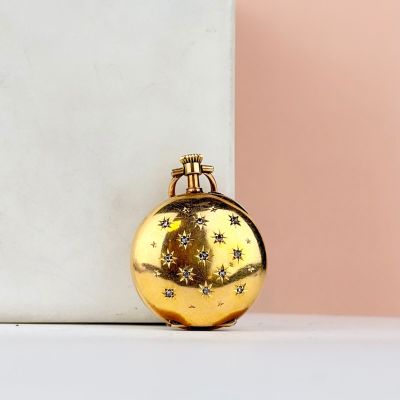 une photo d'une décoration de Noël dorée posée sur une table